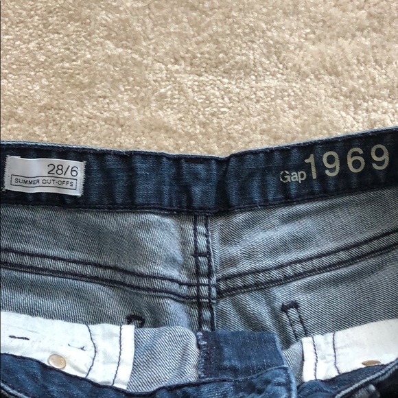 🔴SOLD🔴 GAP 1969 cutoff jean shorts 6 - Picture 3 of 3